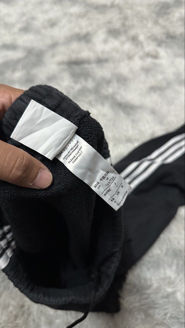 Ad*das baggy sweatpants (Category: Jeans) located in Manila. Submitted by paulovenegaskalakal2020 (Listing ID 1468985620, Image 3). Description: For sale! Kalakal Ad*das baggy sweatpants Heavy cotton Medium on tag Size- 26 to 38 Length- 38 inches Thigh- 13.5 inches Knee- 13 inchez Leg opening- 14 inches Color rate- 8.9/10 Minimal scratch hem Sign of usage Good MINE 1,750 +sf.