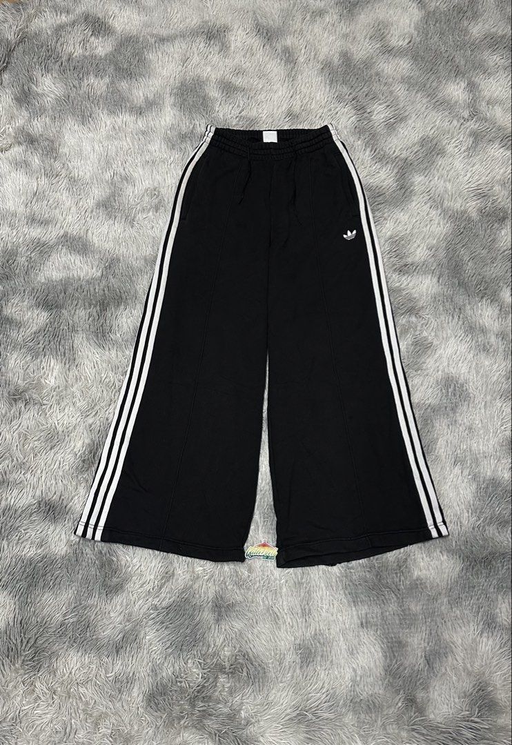 Ad*das baggy sweatpants (Category: Jeans) located in Manila. Submitted by paulovenegaskalakal2020 (Listing ID 1468985620, Image 1). Description: For sale! Kalakal Ad*das baggy sweatpants Heavy cotton Medium on tag Size- 26 to 38 Length- 38 inches Thigh- 13.5 inches Knee- 13 inchez Leg opening- 14 inches Color rate- 8.9/10 Minimal scratch hem Sign of usage Good MINE 1,750 +sf.