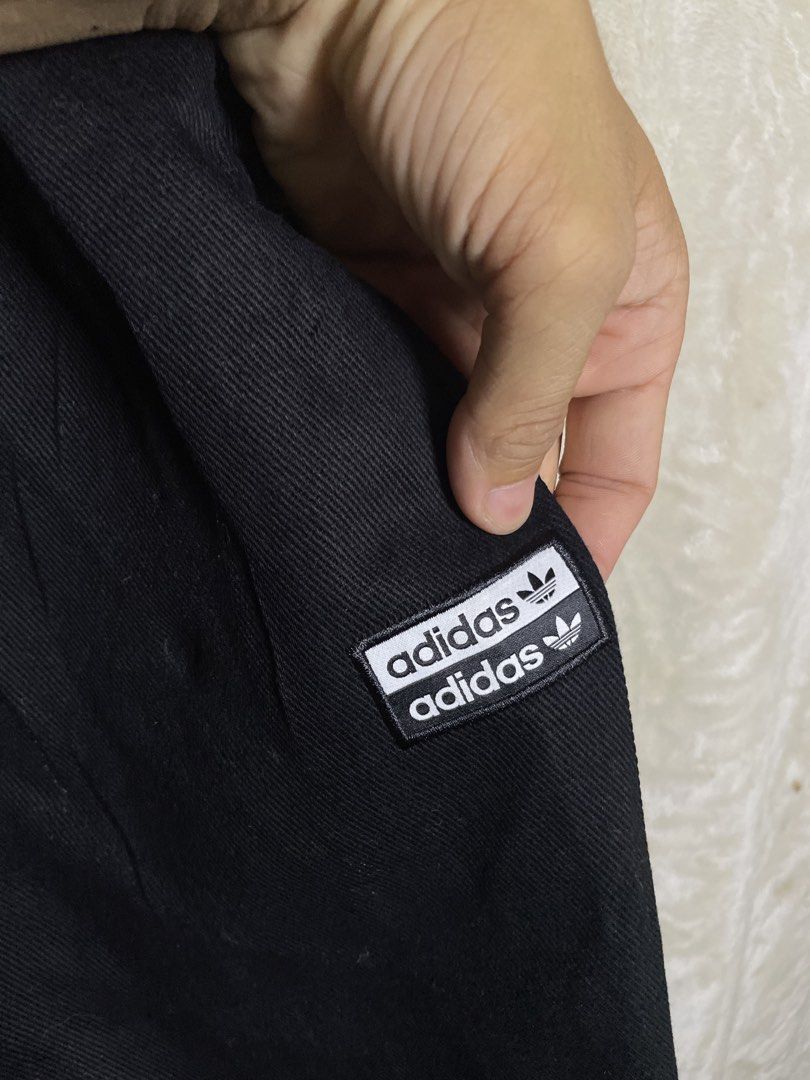 Adidas jumper (Category: Coats, Jackets and Outerwear) located in Molave. Submitted by ikong_thrift07 (Listing ID 1469044028, Image 2). Description: .