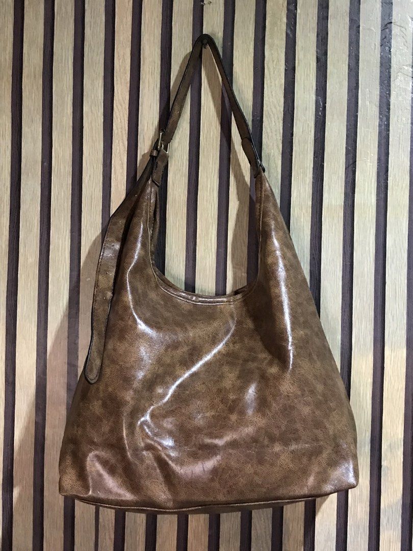 adjustbale shoulder bag (Category: Shoulder Bags) located in San Pedro. Submitted by m.c.s.shop (Listing ID 1469088135, Image 1). Description: good quality leather makapal.