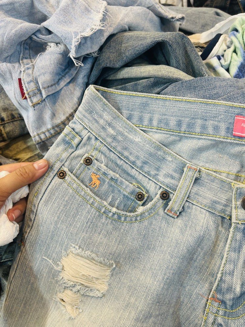 A&F SEMI CAPRI PANTS TYPE (Category: Other Bottoms) located in Kabankalan. Submitted by leans_closet (Listing ID 1469042410, Image 3). Description: .