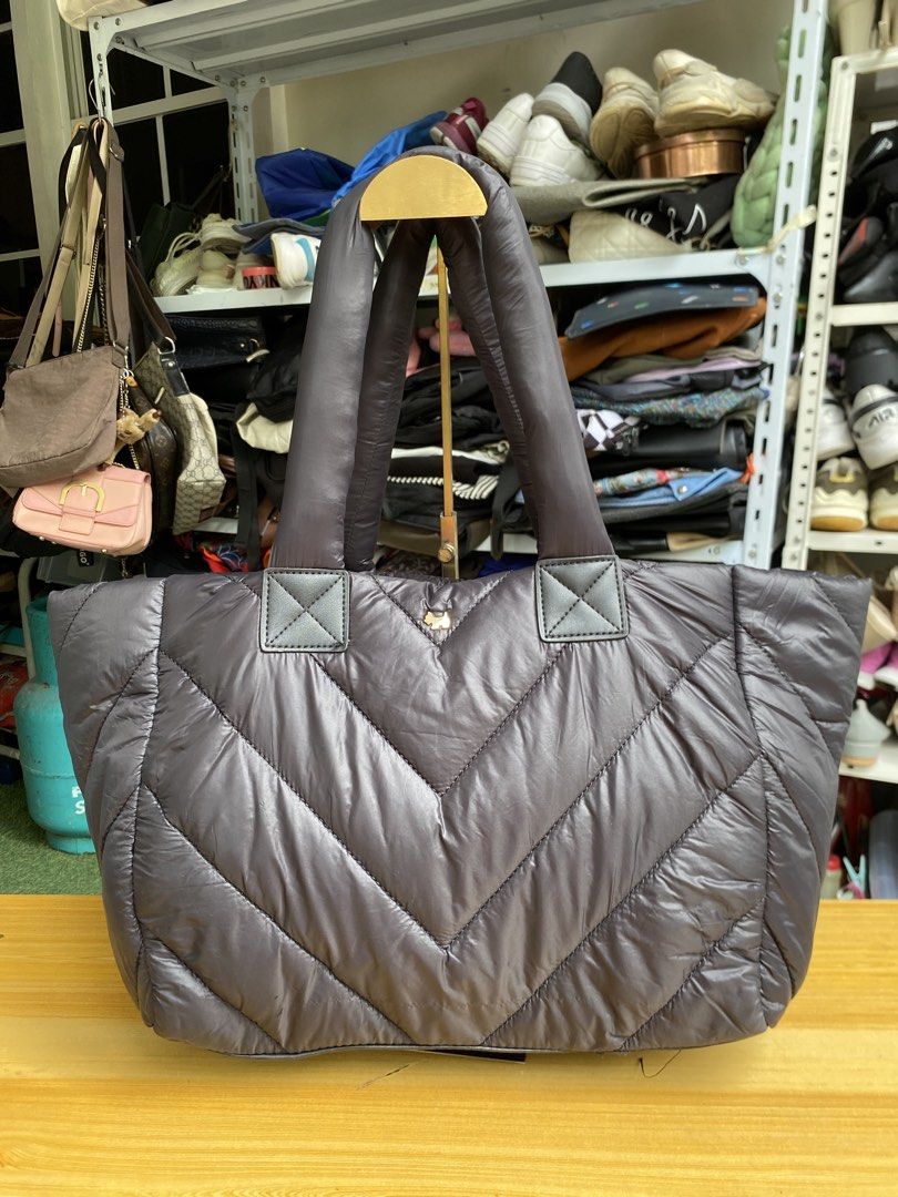 Agatha Puffer Tote Bag (Category: Shoulder Bags) located in Davao. Submitted by kurt2021.turtle (Listing ID 1469009090, Image 1). Description: .