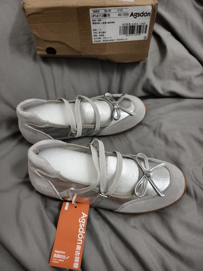 Agsdón Silver Ballet Flats Size 40/250 (Category: Flats & Sandals) located in Angeles City. Submitted by measaliman02351 (Listing ID 1469104011, Image 1). Description: - Brand: Agsdón - Model: IP113 - Size: 40 / 250 - Color/Finish: Silver with suede and metallic details - Design: Strappy top with front bow accent - Condition: Brand new, unworn, straight out of packaging - Inclusions: Original box and tag attached.