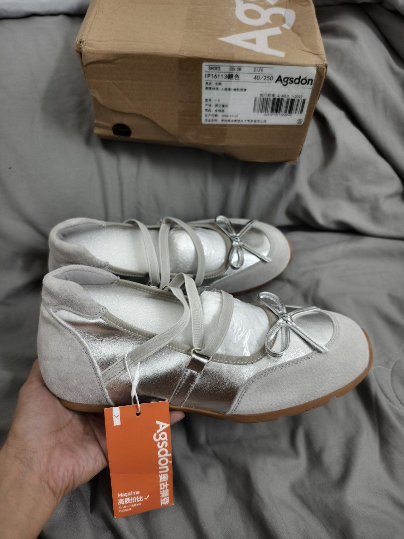 Agsdón Silver Ballet Flats Size 40/250 (Category: Flats & Sandals) located in Angeles City. Submitted by measaliman02351 (Listing ID 1469104011, Image 2). Description: - Brand: Agsdón - Model: IP113 - Size: 40 / 250 - Color/Finish: Silver with suede and metallic details - Design: Strappy top with front bow accent - Condition: Brand new, unworn, straight out of packaging - Inclusions: Original box and tag attached.