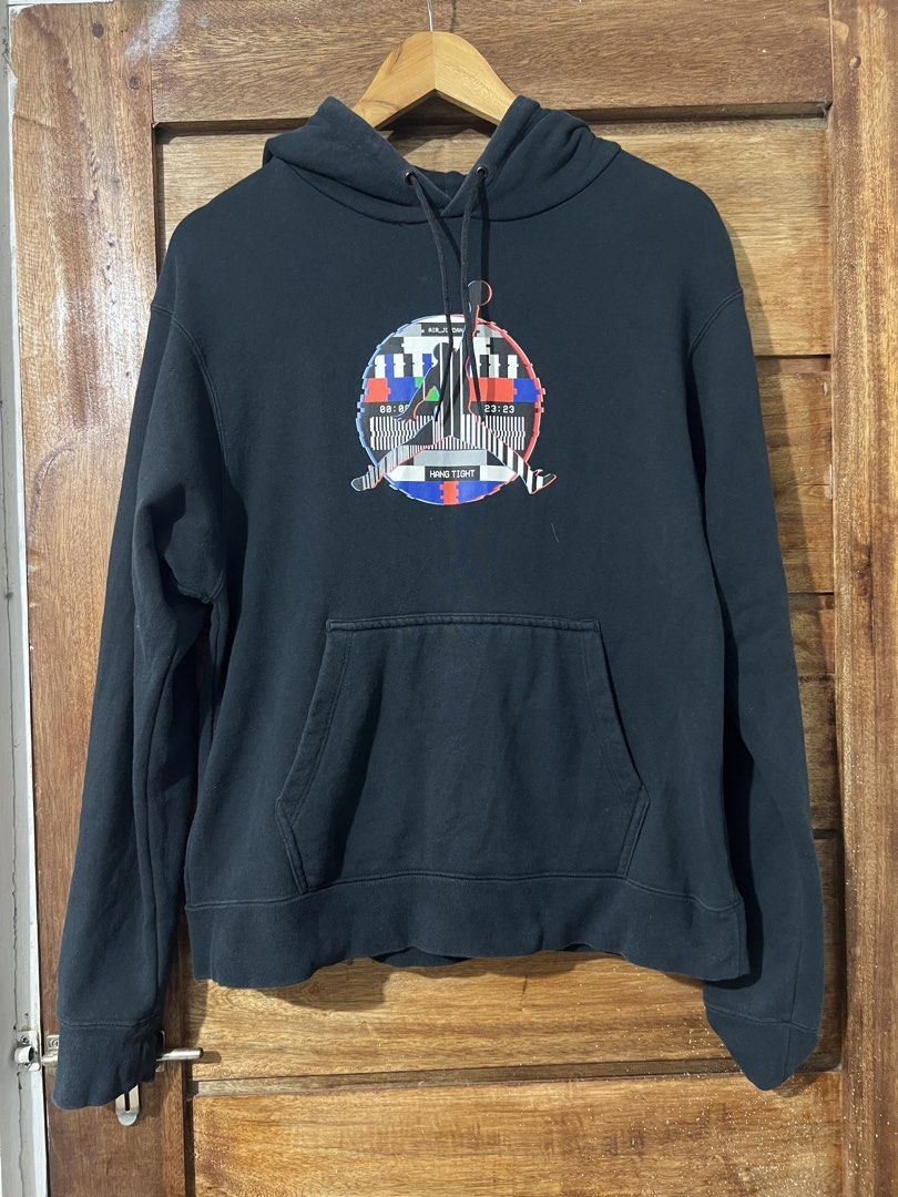 Air Jordan (Category: Hoodies) located in Jaen. Submitted by 17thstreetclo.bymkdl (Listing ID 1469059128, Image 1). Description: Air Jordan Hang Tight 9/10 color rate Issue see photo 21x26 dimensions .