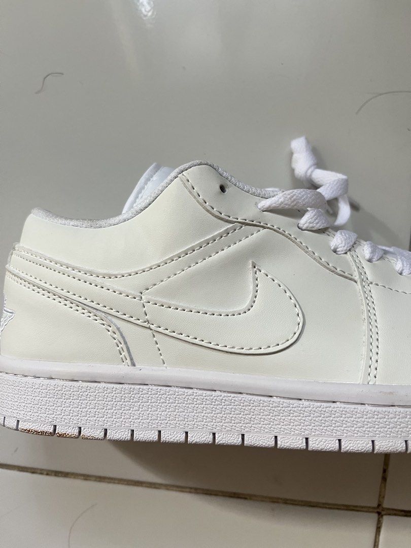 Air Jordan 1 low Triple white (Category: Sneakers) located in Manila. Submitted by machikomac23923 (Listing ID 1469078219, Image 2). Description: .