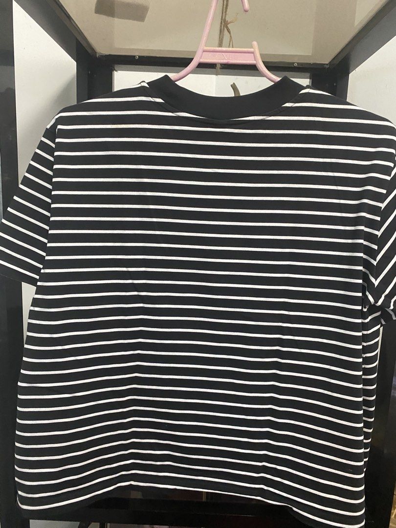 AIRism Cotton Tees (Category: Shirts) located in Quezon City. Submitted by zaffiro98 (Listing ID 1468995313, Image 2). Description: fits L to XL Bustline 42” Waistline 52” Length 23”.