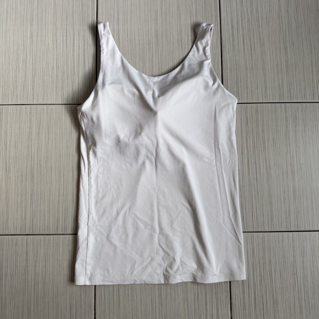 Airism white top (Category: Activewear) located in Makati City. Submitted by ellespreloved2.0 (Listing ID 1469047457, Image 2). Description: In very good condition No flaw With built in bra Fits m-l.