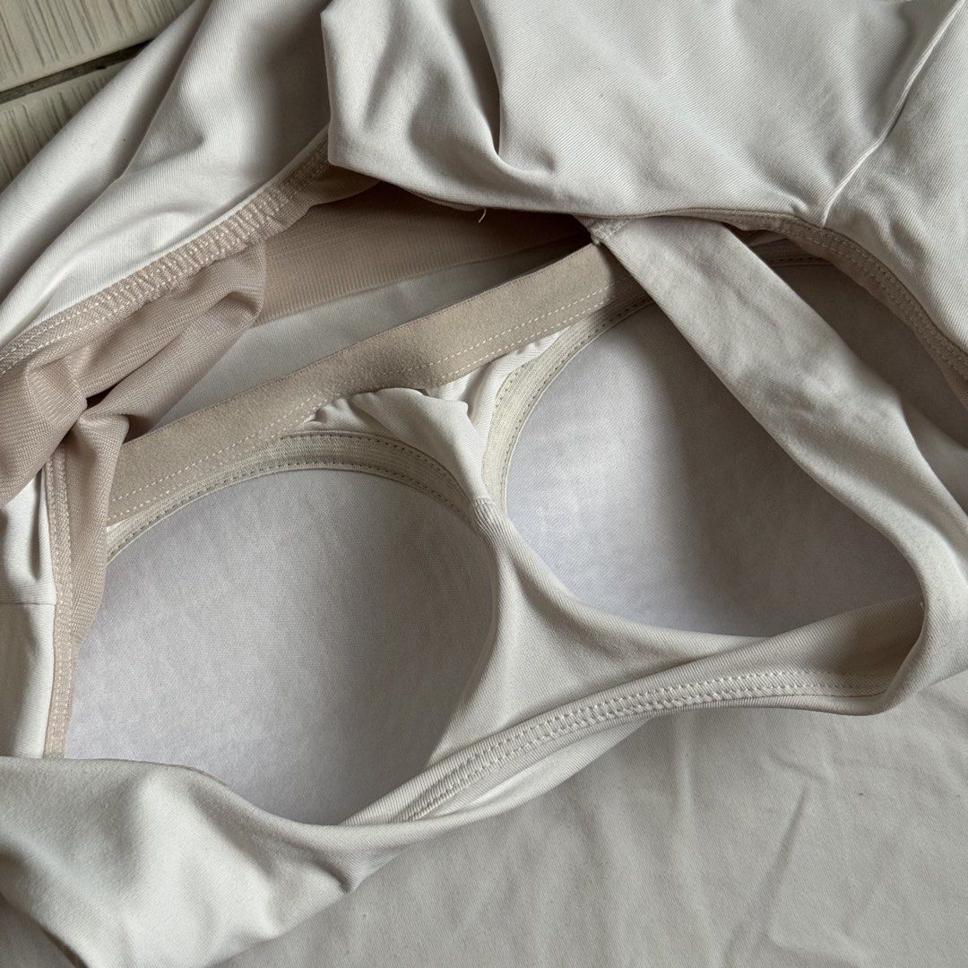 Airism white top (Category: Activewear) located in Makati City. Submitted by ellespreloved2.0 (Listing ID 1469047457, Image 3). Description: In very good condition No flaw With built in bra Fits m-l.