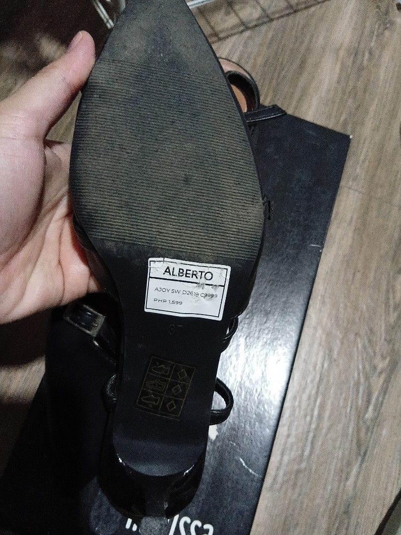 Alberto size 37 (Category: Heels) located in Rodriguez. Submitted by caroumomnewacct (Listing ID 1468981911, Image 2). Description: used only for 5 hours during the grad ceremony of my son .