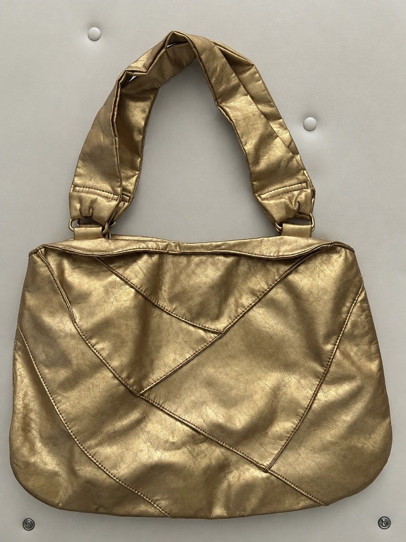 ALDO gold tote bag (Category: Tote Bags) located in Manila. Submitted by buyfrommiles (Listing ID 1468988755, Image 1). Description: .