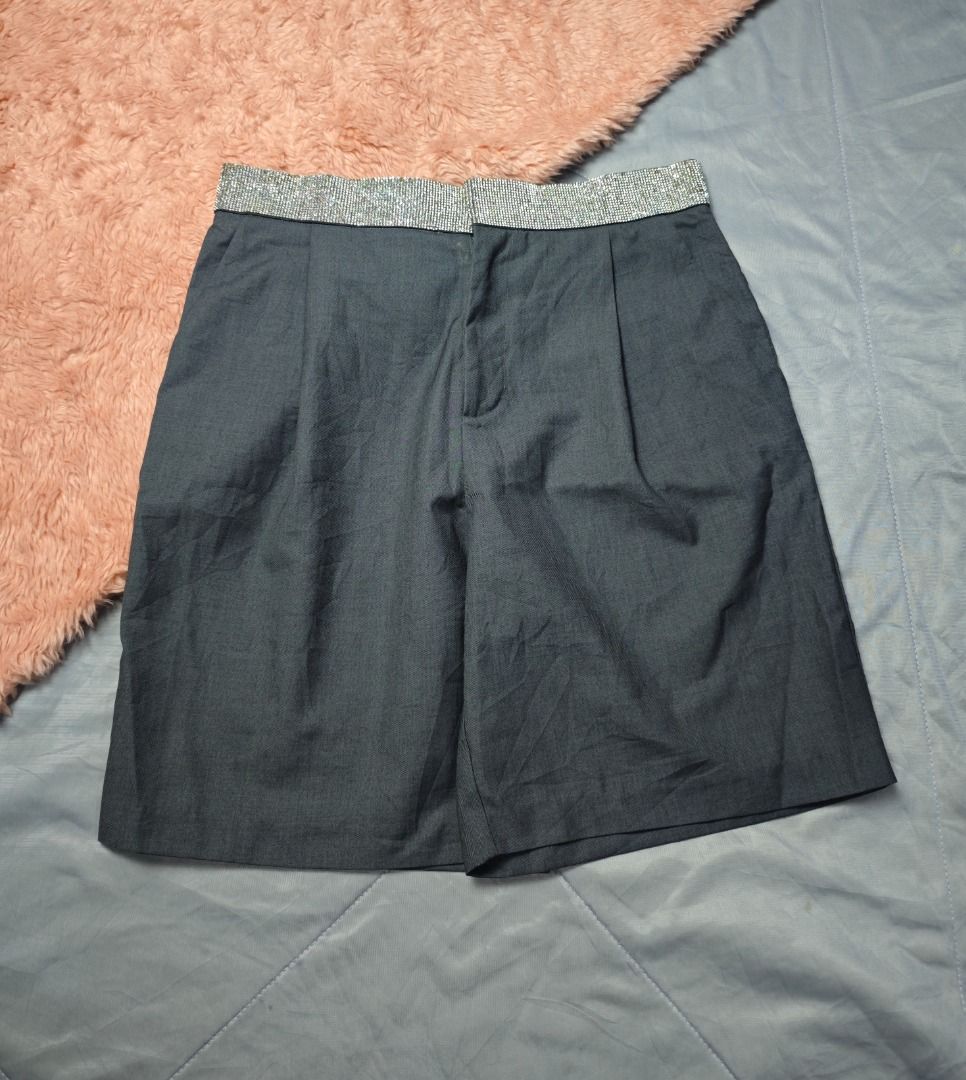 ALEXANDER WANG CHINO FORMAL SHORTS (Category: Shorts) located in Imus. Submitted by eykc01 (Listing ID 1469025157, Image 1). Description: AS NEW WAIST: 29-30" LENGTH: 19".