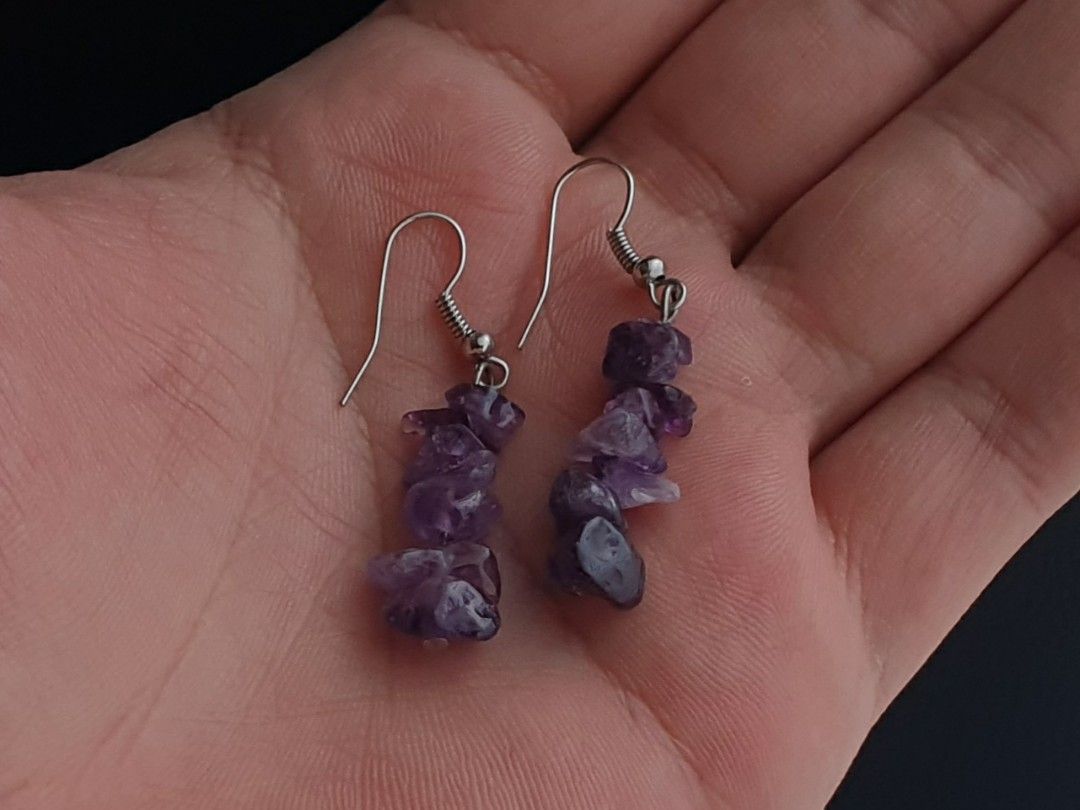 Amethyst Chip Dangle Earrings (Category: Earrings) located in Quezon City. Submitted by WasalakTwo (Listing ID 1468936726, Image 3). Description: Bought in Japan High quality Goodcondition Clean and presentable Open for delivery nationwide.