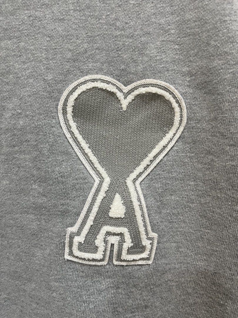 Ami Crop (Category: Hoodies) located in Dauis. Submitted by streetwiseapparelph (Listing ID 1469032829, Image 2). Description: Ami Crop Style 23x23 Excellent condition .