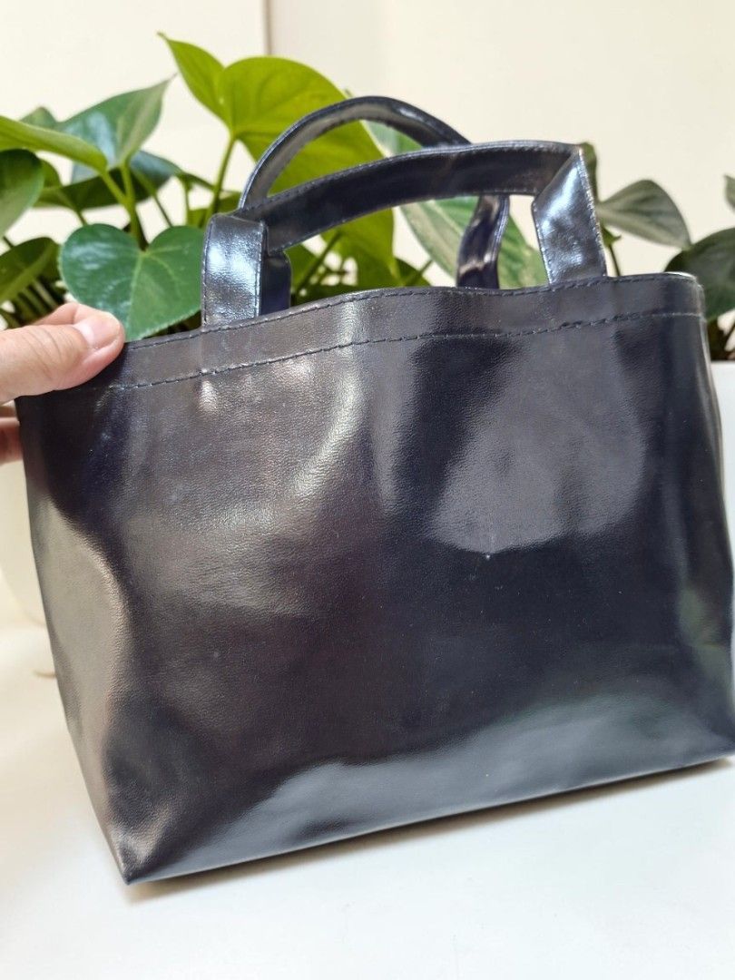ANNA SUI MINI LEATHER OPEN TOTE (Category: Tote Bags) located in Las Pinas. Submitted by annachiaonair2037 (Listing ID 1469057839, Image 2). Description: ANNA SUI MINI LEATHER OPEN TOTE FROM JAPAN MINIMAL SIGN OF USAGE SA CORNERS KAYA IPENTEL PEN TO COVER H 6" L.9" W 3" Disclaimer: I am not affiliated with, associated with, or authorized by any of the brands featured posted. Any mention of brand names, trademarks, or logos is solely for identific