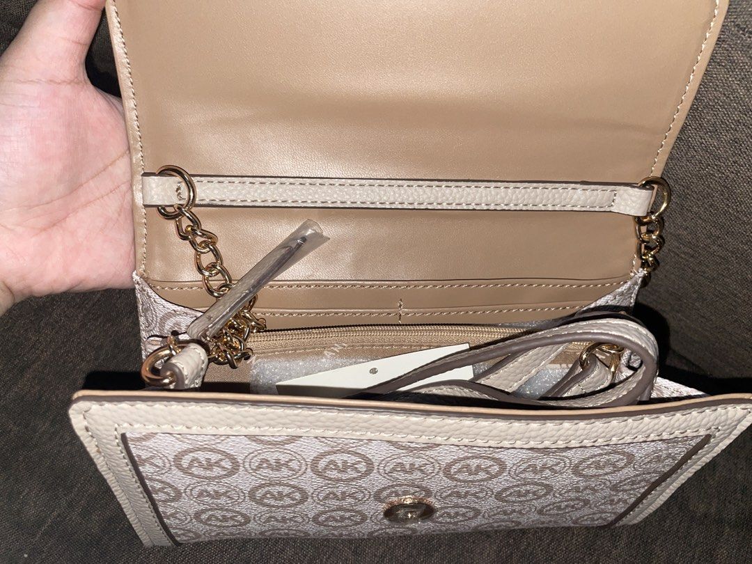 Anne Klein Logo Wallet on a Chain (Category: Shoulder Bags) located in Manila. Submitted by katieley_ (Listing ID 1469112455, Image 2). Description: Fresh from LA, feel free to dm me for more pictures and vids:) .