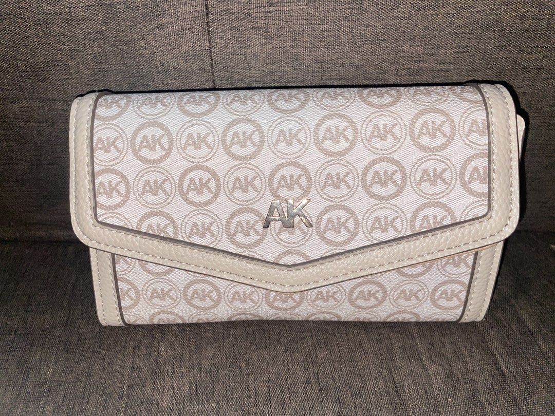 Anne Klein Logo Wallet on a Chain (Category: Shoulder Bags) located in Manila. Submitted by katieley_ (Listing ID 1469112455, Image 1). Description: Fresh from LA, feel free to dm me for more pictures and vids:) .