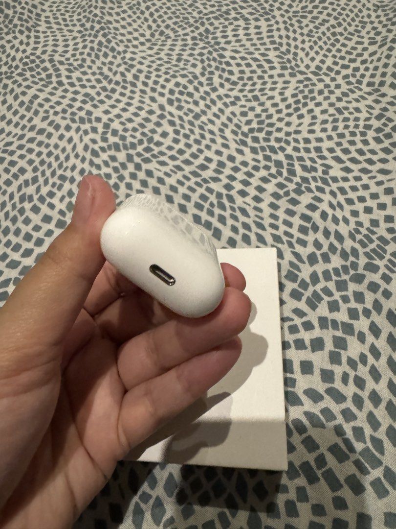 Apple AirPods gen 2 with Charging Case (Category: Headphones & Headsets) located in Manila. Submitted by beisebastian (Listing ID 1469043596, Image 3). Description: - AIRPODS GEN 2 No issue, long battery life Used but not abused! Bought from digital walker - Slightly Nego - Authentic, Bought from Power Mac for P11,790 last 2024 Inclusions: L & R Airpods Wireless Charging Case Original Box Case - Fully functioning with working pairing light - Incl