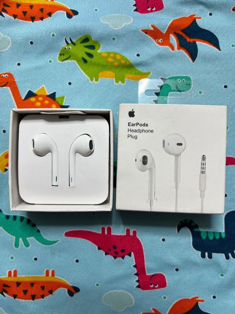 Apple EarPods 3.5mm Headphone Plug with Box (Category: Headphones & Headsets) located in Manila. Submitted by itsashy (Listing ID 1469112996, Image 1). Description: .