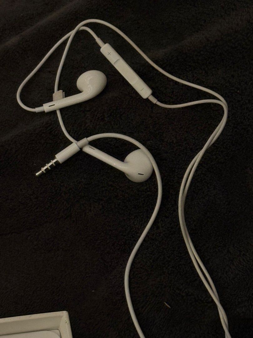 Apple EarPods with 3.5 mm Headphone Plug (Category: Earphones) located in Pasay City. Submitted by andreaflo (Listing ID 1469075949, Image 3). Description: 🎧 original apple earpods w/ standard 3.5mm headphone plug (no issue!) 🎧 built-in remote and microphone for easy calls and volume control 🎧 in pristine condition 🎧 original box included (note: packaging has minor creases on the front) 🎧 compatible w/ older iPhones, iPads, laptops, and devi