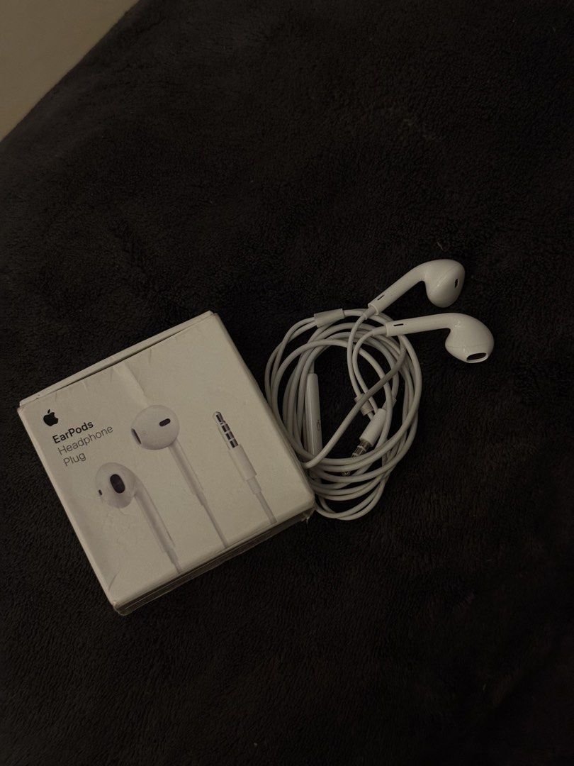 Apple EarPods with 3.5 mm Headphone Plug (Category: Earphones) located in Pasay City. Submitted by andreaflo (Listing ID 1469075949, Image 1). Description: 🎧 original apple earpods w/ standard 3.5mm headphone plug (no issue!) 🎧 built-in remote and microphone for easy calls and volume control 🎧 in pristine condition 🎧 original box included (note: packaging has minor creases on the front) 🎧 compatible w/ older iPhones, iPads, laptops, and devi