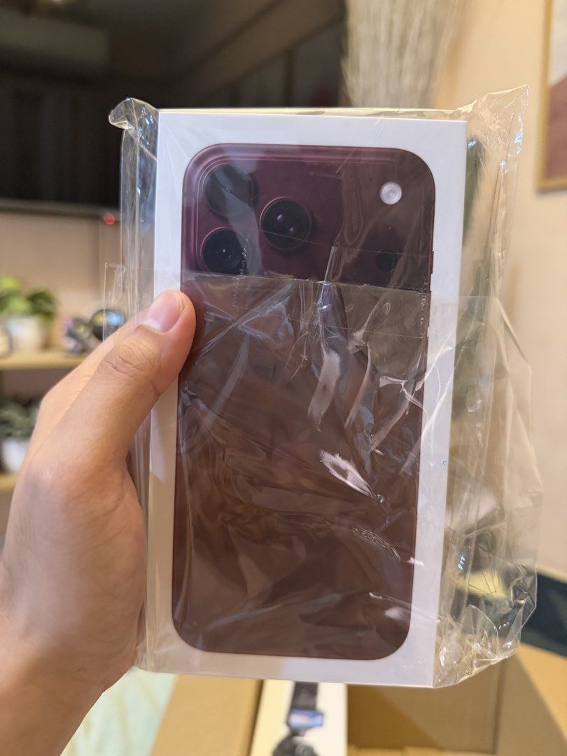 Apple iPhone 18 Pro Max 512GB Burgundy (Category: iPhone 18 Series) located in Quezon City. Submitted by law.1789 (Listing ID 1469126187, Image 1). Description: BRAND NEW SEALED FIXED PRICE PO MEETUP OR PICKUP ONLY - Color: Burgundy - Storage: 256GB Pickup: Tandang Sora, Quezon City Meetup: SM North / Trinoma or nearby malls.