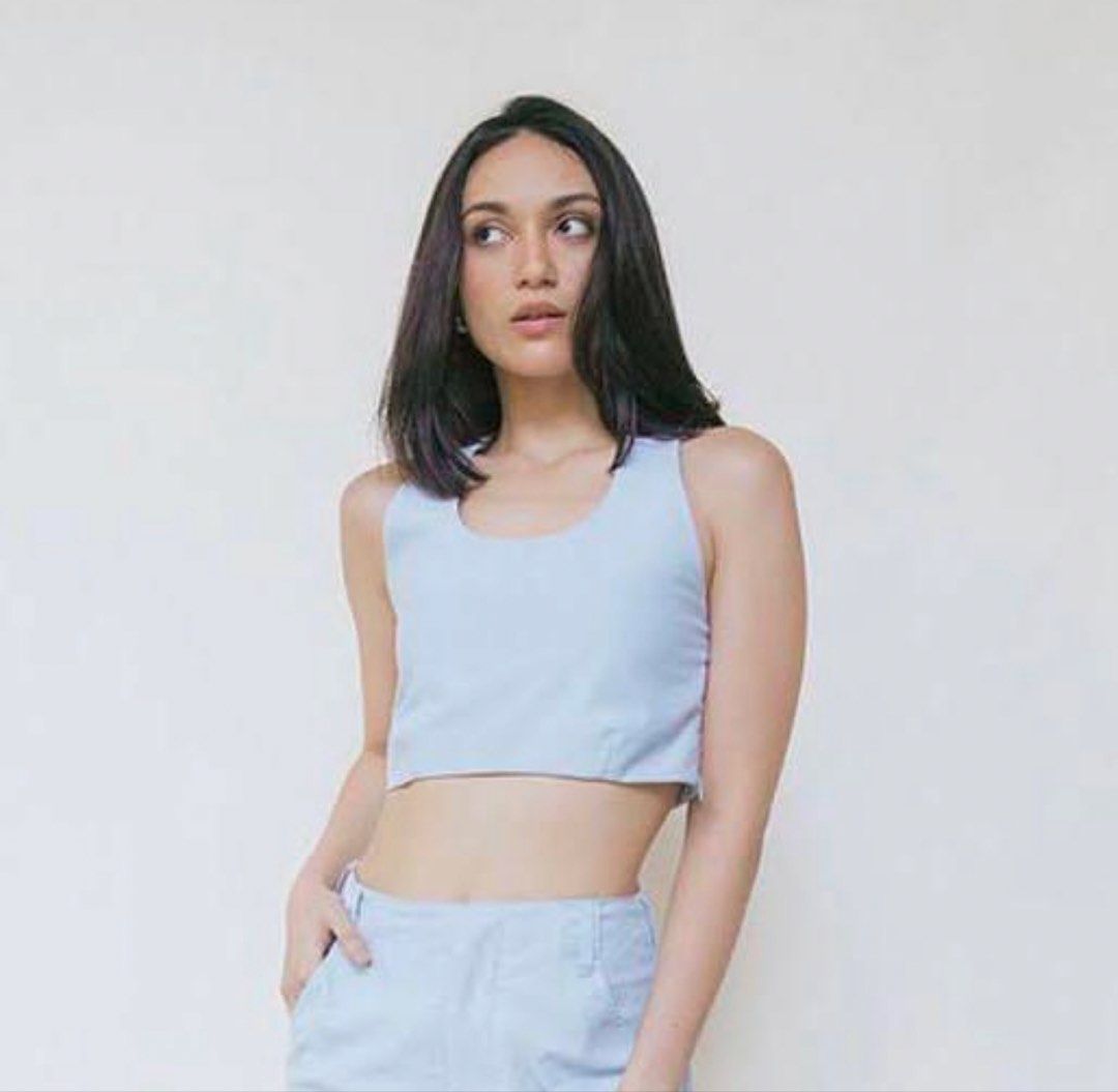 Araw the Line Melfi Top (Category: Sleeveless) located in Marikina City. Submitted by preluvdbyn (Listing ID 1469042226, Image 1). Description: Rfs: decluttering 🤓 Helping tags: Editor’s Market, Wear Annika, Bea’s Closet, Just Because, Miu the Label.