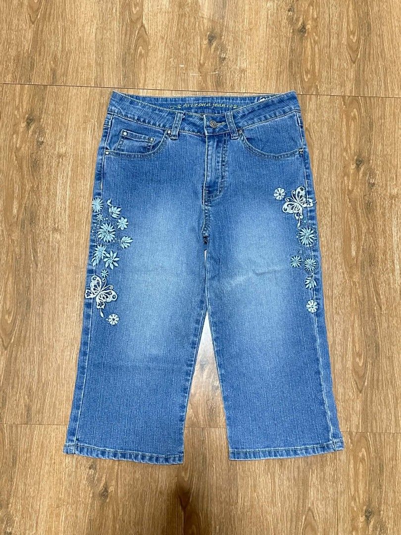 Arizona Jeans embroidery Capri (Category: Jeans) located in Manila. Submitted by y2k_neggy (Listing ID 1468805642, Image 1). Description: Minor flaws dm me Size:25/26 Length:24 Dm me!!💞‼️.