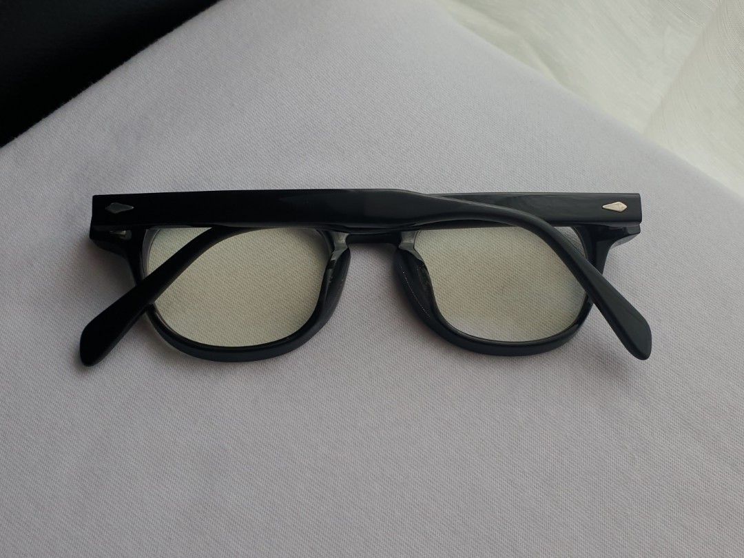 Ash Compact Arnel Style Eyeglass Frame (Category: Sunglasses & Eyewear) located in Quezon City. Submitted by WasalakTwo (Listing ID 1469092874, Image 2). Description: Bought in Korea Durable and high quality Goodcondition Still presentable Lens are graded, but replaceable Open for delivery nationwide Front Width 13.5cm Front Height 4.4cm.