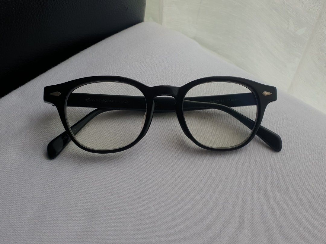 Ash Compact Arnel Style Eyeglass Frame (Category: Sunglasses & Eyewear) located in Quezon City. Submitted by WasalakTwo (Listing ID 1469092874, Image 1). Description: Bought in Korea Durable and high quality Goodcondition Still presentable Lens are graded, but replaceable Open for delivery nationwide Front Width 13.5cm Front Height 4.4cm.