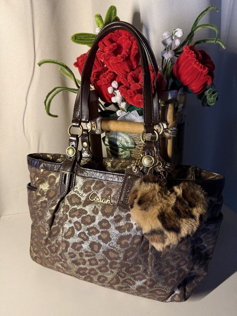 Ashley tote coach (Category: Shoulder Bags) located in Manila. Submitted by chic_coach (Listing ID 1468973804, Image 2). Description: .