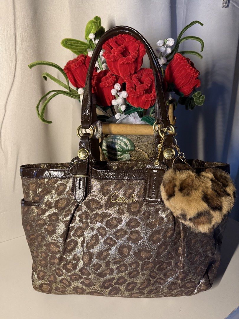 Ashley tote coach (Category: Shoulder Bags) located in Manila. Submitted by chic_coach (Listing ID 1468973804, Image 1). Description: .