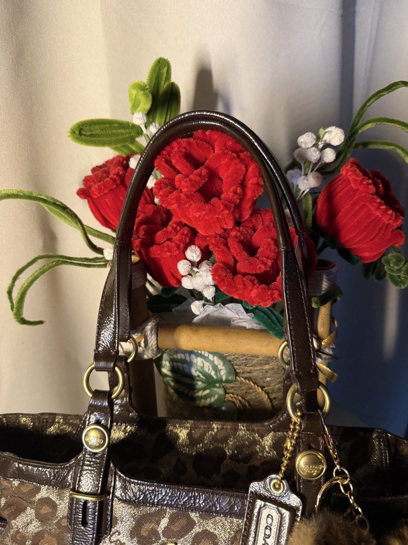 Ashley tote coach (Category: Shoulder Bags) located in Manila. Submitted by chic_coach (Listing ID 1468973804, Image 3). Description: .