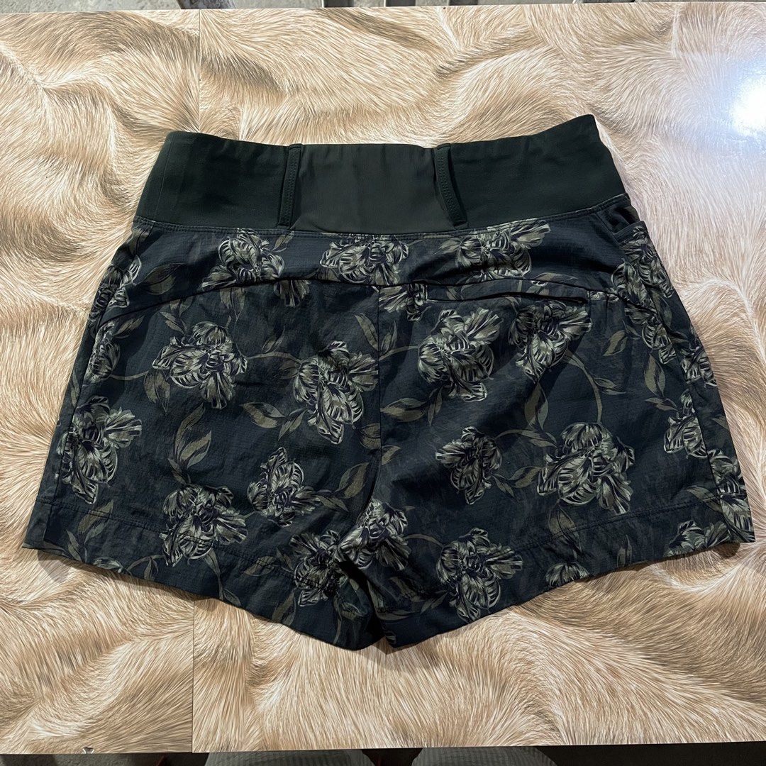 ATHLETA TREKKIE Short (Category: Activewear) located in Sipalay. Submitted by trustmeyoullbefine (Listing ID 1469020399, Image 2). Description: Size 6 28-29W 13.5L Good as new No flaws Need wash.