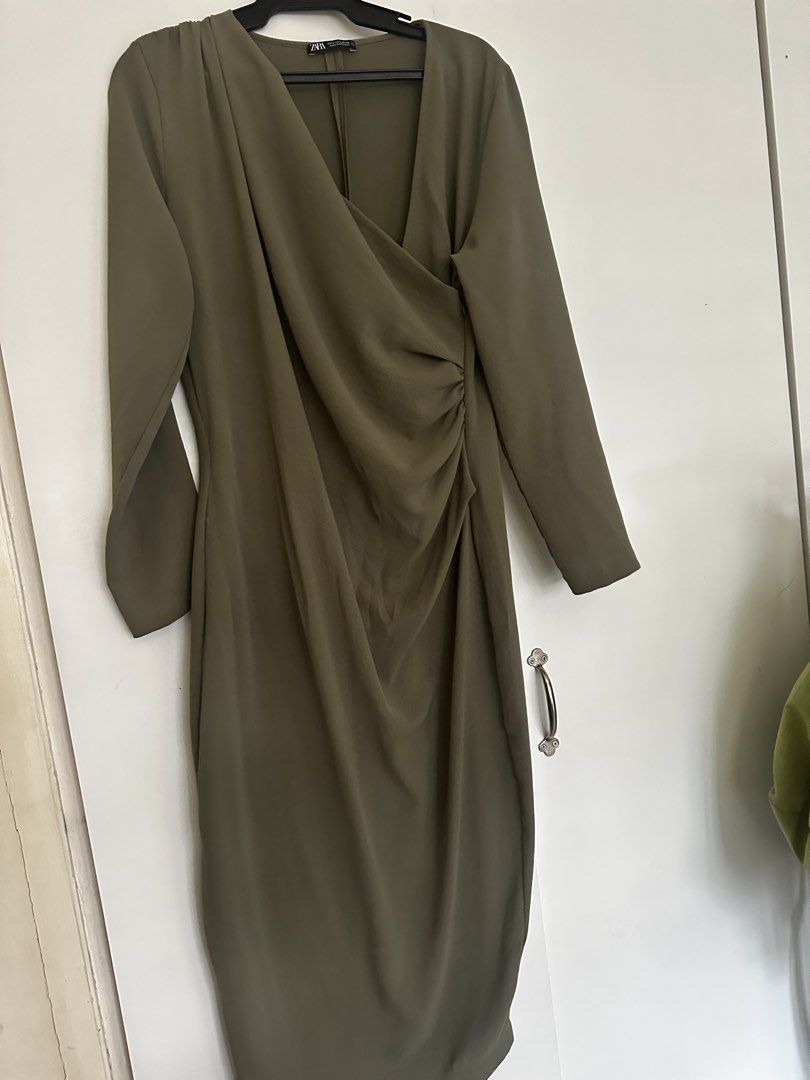 Auth Zara Dress (Category: Dresses) located in Mandaluyong City. Submitted by hdvvv (Listing ID 1468940051, Image 2). Description: Zara khaki green gathered draped midi dress with a V-neckline, long sleeves, and side ruching Rfs: too many clothes Xl.