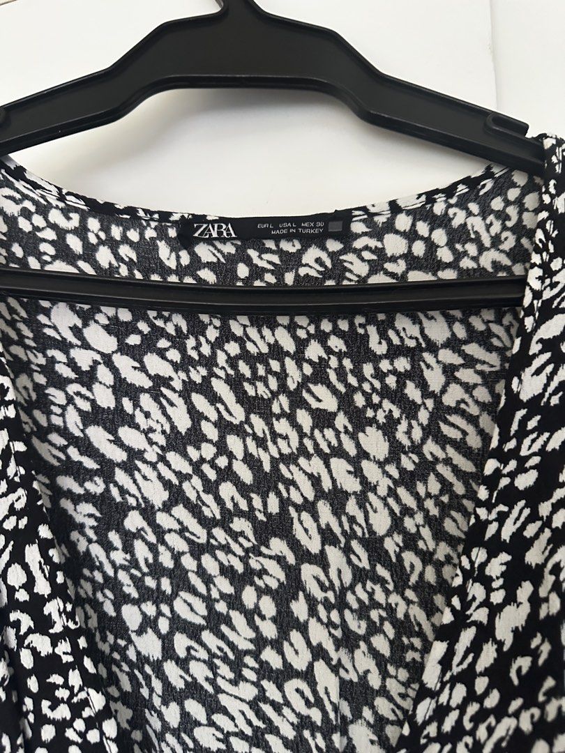 Auth Zara Mini Dress XL (Category: Dresses) located in Mandaluyong City. Submitted by hdvvv (Listing ID 1468940313, Image 3). Description: Zara black and white long-sleeve animal print wrap mini dress XL Rfs: lost weight.