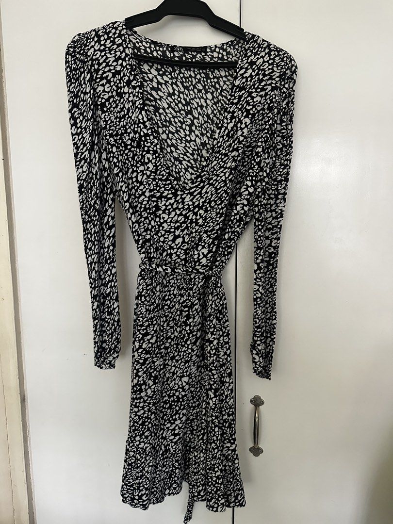 Auth Zara Mini Dress XL (Category: Dresses) located in Mandaluyong City. Submitted by hdvvv (Listing ID 1468940313, Image 2). Description: Zara black and white long-sleeve animal print wrap mini dress XL Rfs: lost weight.