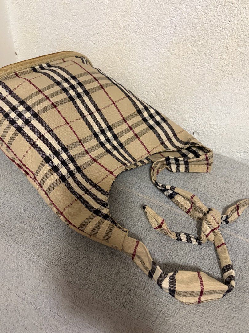 Authentic Burberry Canvas Tote (Category: Luxury Bags & Wallets) located in Paoay. Submitted by ysmattic (Listing ID 1469086817, Image 2). Description: 100% guaranteed authentic Burberry. Still in excellent used condition. .