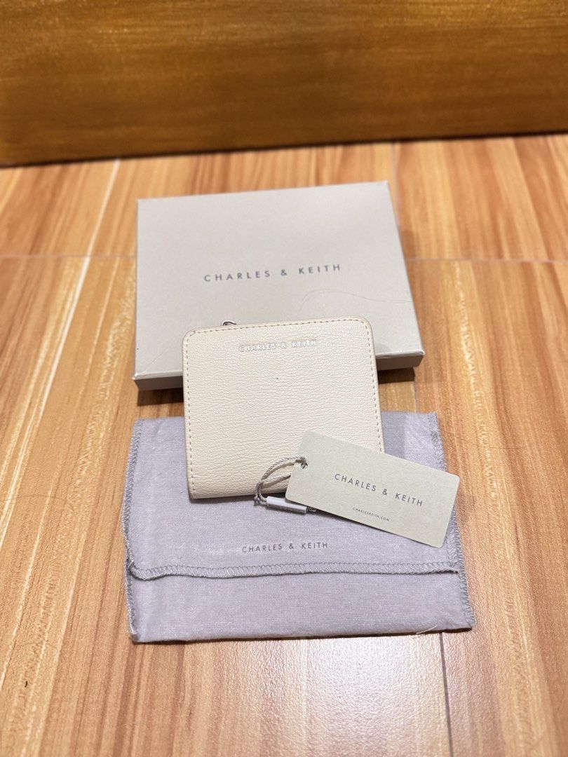 AUTHENTIC CK WALLET (Category: Wallets & Card holders) located in Mexico. Submitted by alexacarts (Listing ID 1469125700, Image 1). Description: - authentic - no more photos *please manage your expectations as these are preloved* *no return / exchange* LOC: Pampanga Payment: Gcash / Any mode of bank transfer Courier: J&T .