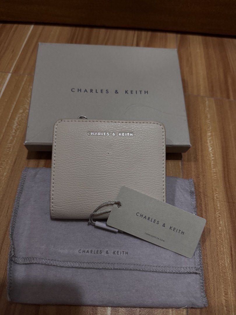 AUTHENTIC CK WALLET (Category: Wallets & Card holders) located in Mexico. Submitted by alexacarts (Listing ID 1469125700, Image 2). Description: - authentic - no more photos *please manage your expectations as these are preloved* *no return / exchange* LOC: Pampanga Payment: Gcash / Any mode of bank transfer Courier: J&T .