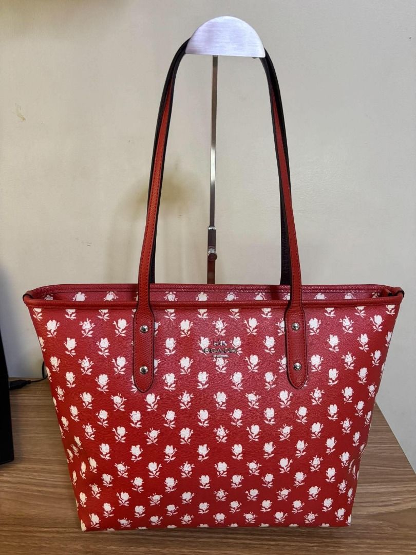 AUTHENTIC Coach City Zip Tote (Category: Luxury Bags & Wallets) located in Davao. Submitted by purple_stitch87 (Listing ID 1468983920, Image 1). Description: EXCELLENT CONDITION FROM JAPAN AUCTION .