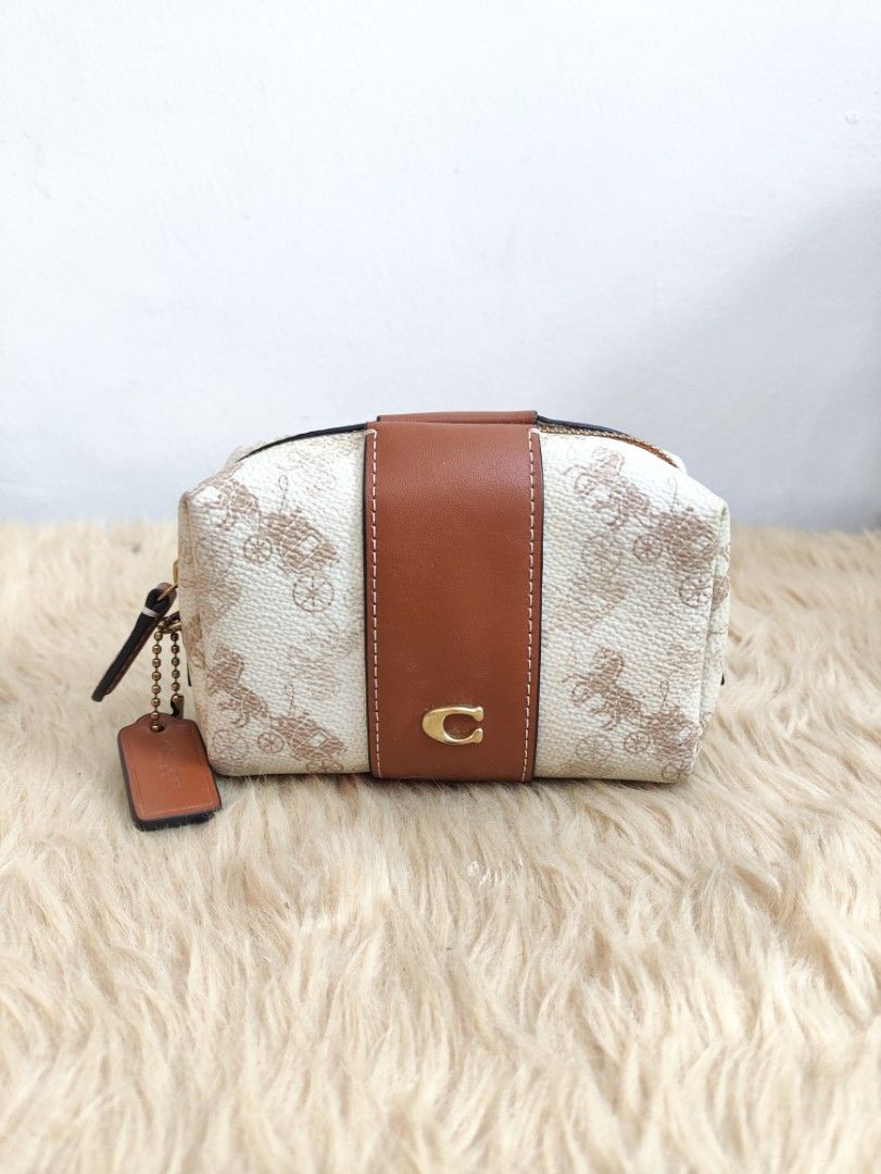 Authentic Coach Essentials mini leather purse (Category: Purses & Pouches) located in Rizal. Submitted by hsiri1128 (Listing ID 1469101521, Image 1). Description: 💯✔️Legit CONDITION : 9.5/10 ISSUE / FLAWS : like new condition missing lang ung leather strap MATERIAL : Genuine PVC leather w/ gold hardwares DETAILS : From Canada balikbayan box. not ukay. Small size only, keri din gawing coin purse. waterproof loob..
