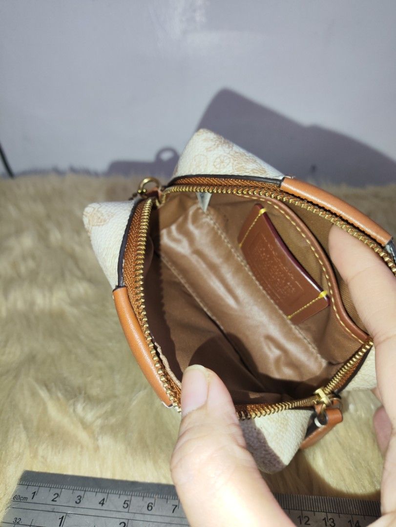 Authentic Coach Essentials mini leather purse (Category: Purses & Pouches) located in Rizal. Submitted by hsiri1128 (Listing ID 1469101521, Image 3). Description: 💯✔️Legit CONDITION : 9.5/10 ISSUE / FLAWS : like new condition missing lang ung leather strap MATERIAL : Genuine PVC leather w/ gold hardwares DETAILS : From Canada balikbayan box. not ukay. Small size only, keri din gawing coin purse. waterproof loob..