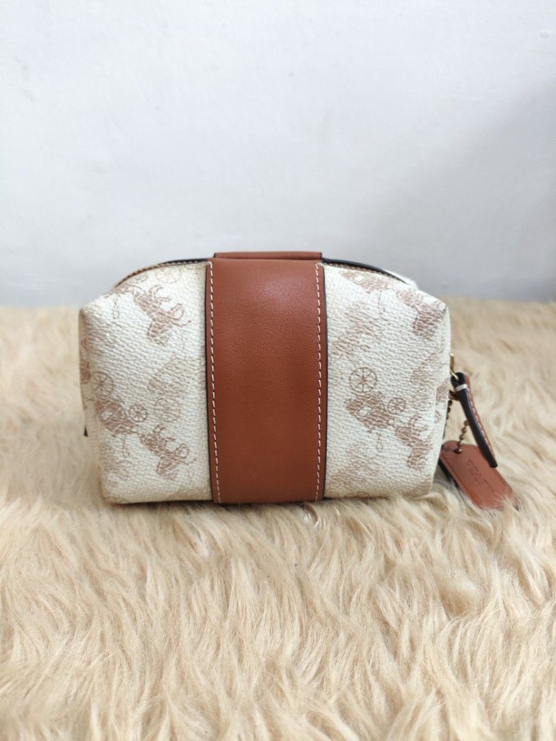 Authentic Coach Essentials mini leather purse (Category: Purses & Pouches) located in Rizal. Submitted by hsiri1128 (Listing ID 1469101521, Image 2). Description: 💯✔️Legit CONDITION : 9.5/10 ISSUE / FLAWS : like new condition missing lang ung leather strap MATERIAL : Genuine PVC leather w/ gold hardwares DETAILS : From Canada balikbayan box. not ukay. Small size only, keri din gawing coin purse. waterproof loob..