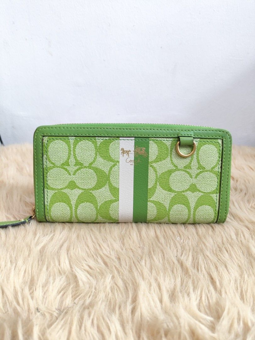 Authentic Coach heritage PVC long wallet (Category: Wallets & Card holders) located in Rizal. Submitted by hsiri1128 (Listing ID 1469098495, Image 1). Description: 💯✔️Legit CONDITION : 9/10 ISSUE / FLAWS : None. like new condition MATERIAL : Genuine PVC leather w/ gold hardwares DETAILS : Genuine leather loob, di bakbakin forvlong time use. Fit cp inside. no visible rubs/bakbak.