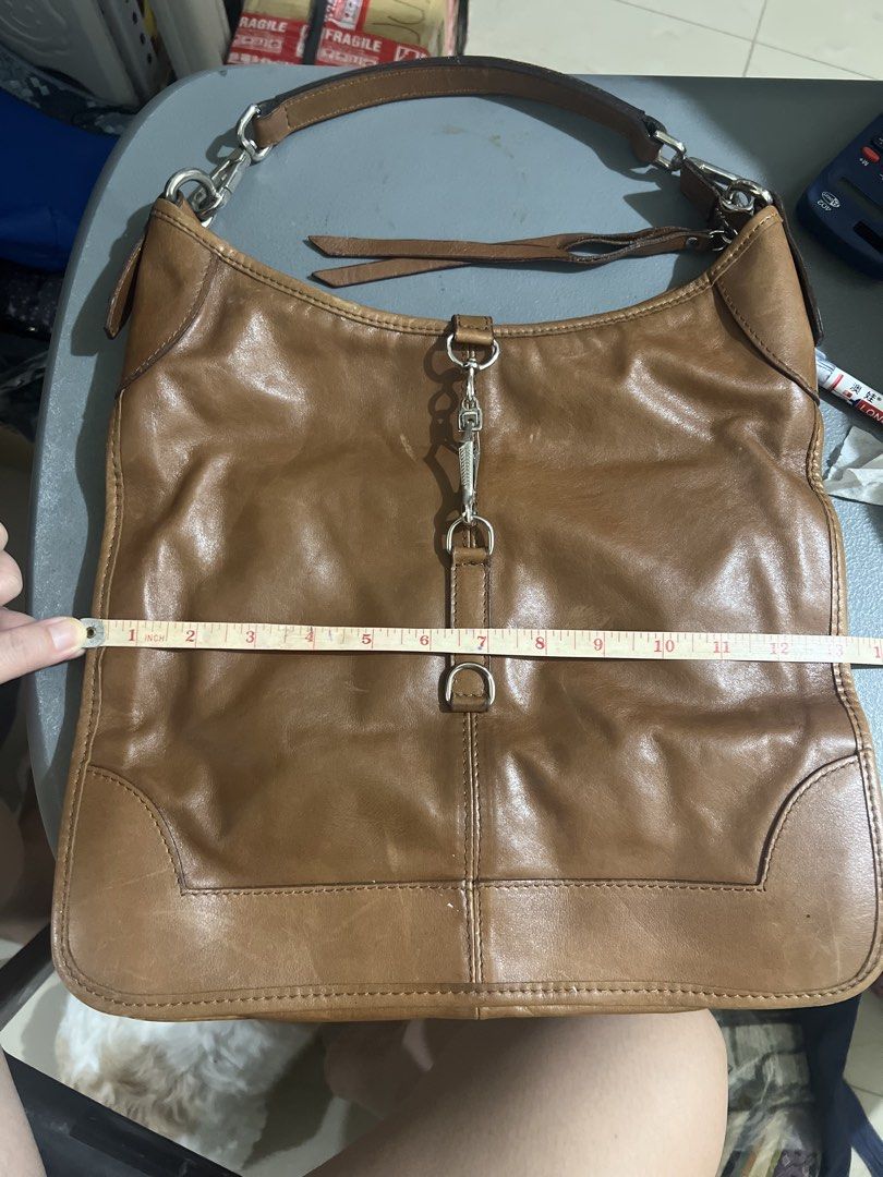 Authentic Gianni Chiarini Genuine Leather Hobo Bag (Category: Shoulder Bags) located in Manila. Submitted by ajdfinds (Listing ID 1469090821, Image 2). Description: • Brand: Gianni Chiarini (With original interior branding label intact) • Origin: Made in Italy • Material: 100% Premium Genuine Leather • Color: Vintage Tan / Cognac Brown • Hardware: Heavy-duty silver-tone hardware, featuring a unique front swivel pinch-clip closure and matching lea