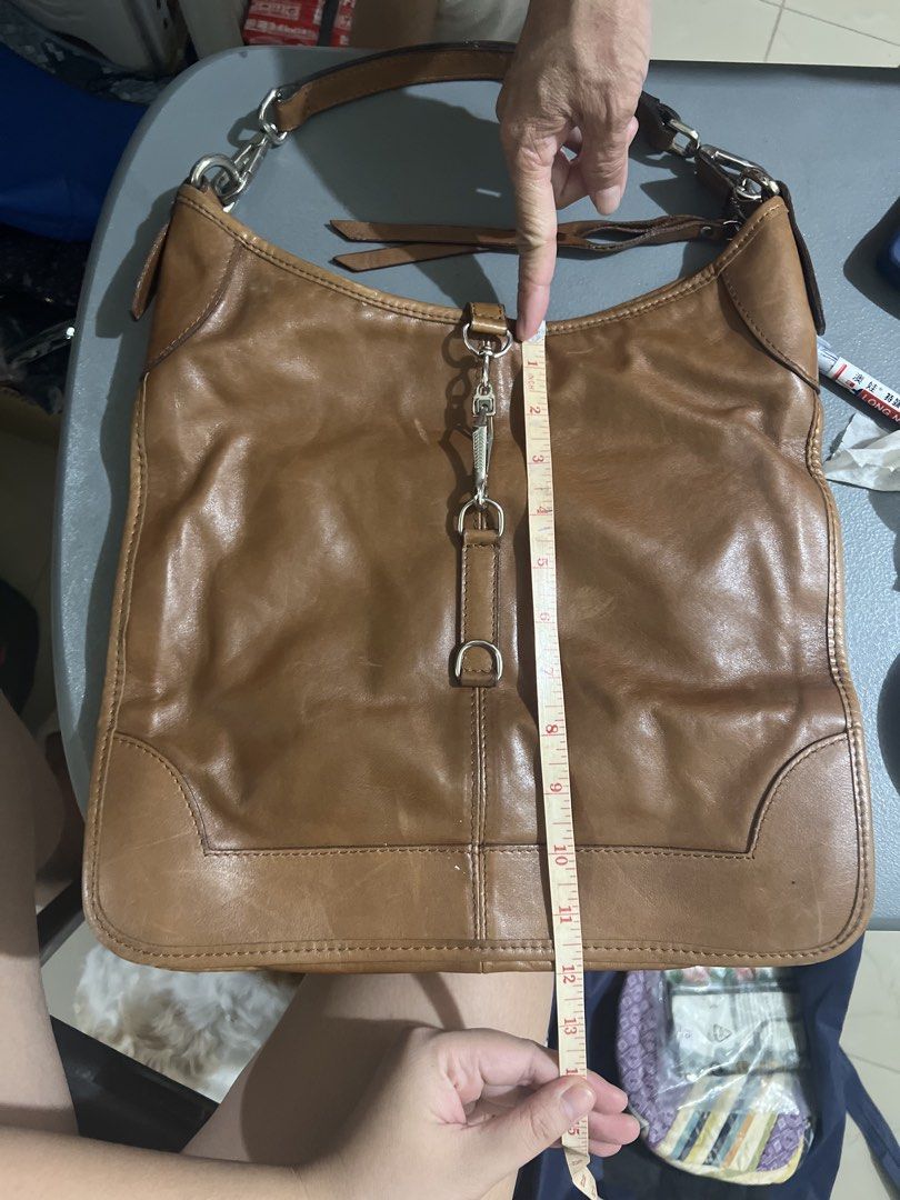 Authentic Gianni Chiarini Genuine Leather Hobo Bag (Category: Shoulder Bags) located in Manila. Submitted by ajdfinds (Listing ID 1469090821, Image 3). Description: • Brand: Gianni Chiarini (With original interior branding label intact) • Origin: Made in Italy • Material: 100% Premium Genuine Leather • Color: Vintage Tan / Cognac Brown • Hardware: Heavy-duty silver-tone hardware, featuring a unique front swivel pinch-clip closure and matching lea