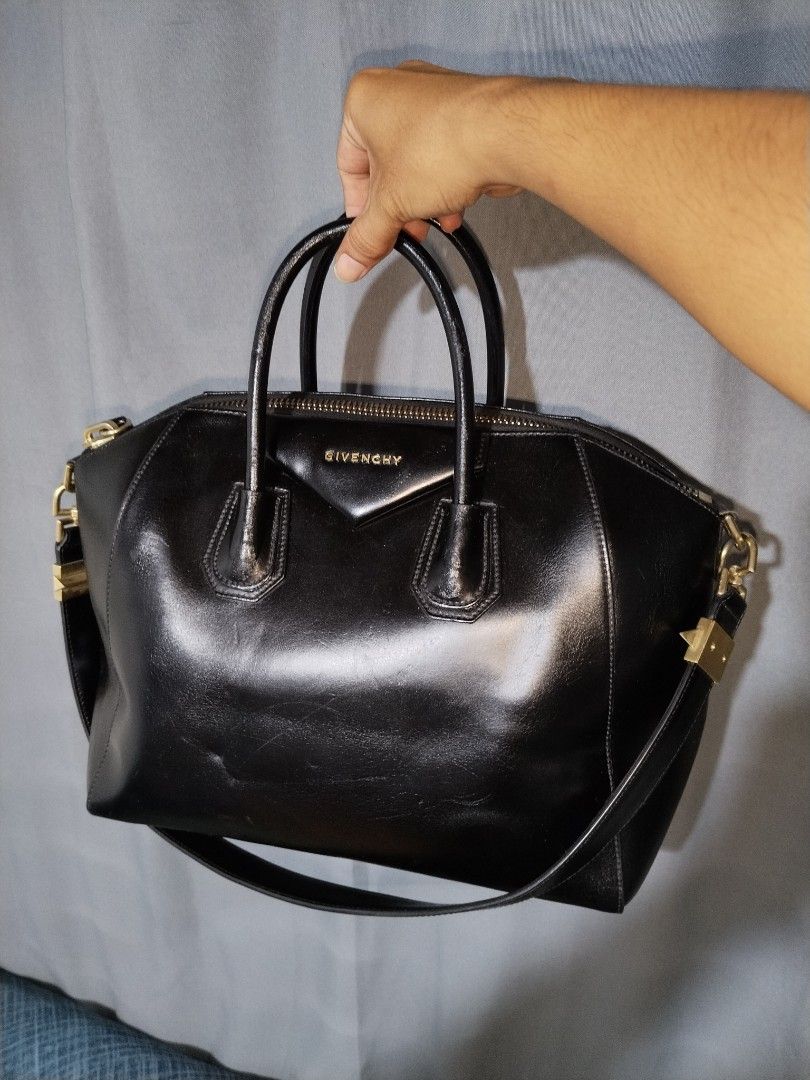 Authentic Givenchy Antigona Large 2 Way (Category: Luxury Bags & Wallets) located in Taytay. Submitted by the_vtg_pop-up (Listing ID 1469050433, Image 1). Description: .