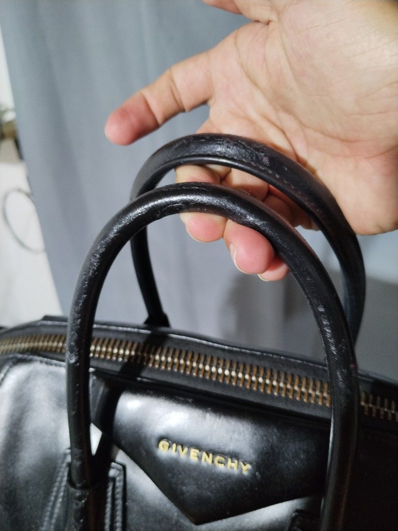 Authentic Givenchy Antigona Large 2 Way (Category: Luxury Bags & Wallets) located in Taytay. Submitted by the_vtg_pop-up (Listing ID 1469050433, Image 3). Description: .