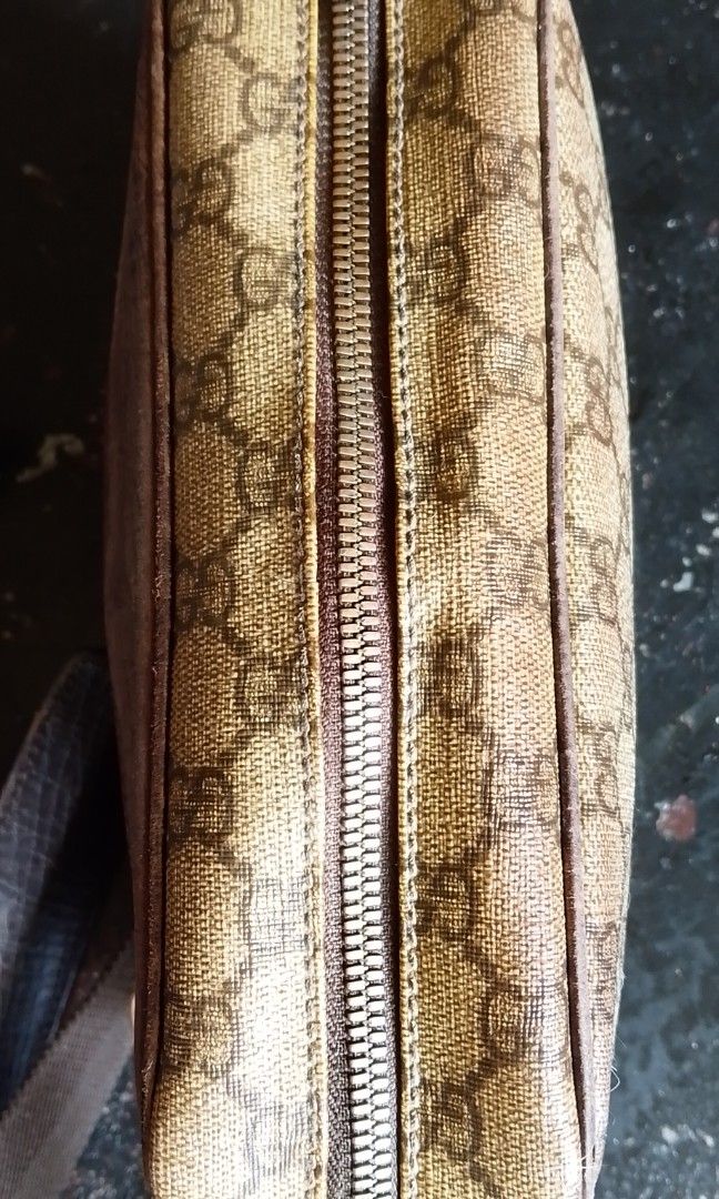 Authentic gucci cross body bag (Category: Luxury Bags & Wallets) located in Davao. Submitted by baghunterluxxe (Listing ID 1468978204, Image 3). Description: sign of use medium.